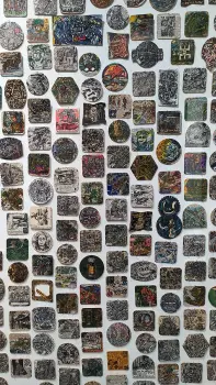 Mur de sous-bocks d'Y5/P5 dans le cadre de l'exposition Dans les têtes de Stéphane Blanquet, du 5 sept. 2020 au 2 janv. 2022 à la Halle Saint-Pierre, Paris.