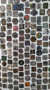 Mur de sous-bocks d'Y5/P5 dans le cadre de l'exposition Dans les têtes de Stéphane Blanquet, du 5 sept. 2020 au 2 janv. 2022 à la Halle Saint-Pierre, Paris.