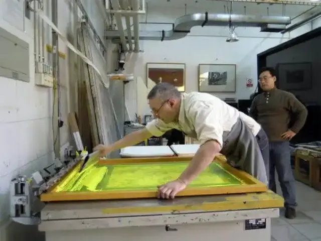 Olivier Allemane sérigraphiant son livre Tu Dis Oui à Allemane à la Central Academy of Fine Arts de Pékin en 2010.